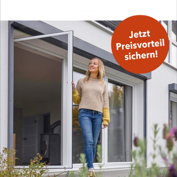 Eine Frau geht durch eine Außentür (Insektenchutz). MHZ Insektenschutzaktion 2025/2026